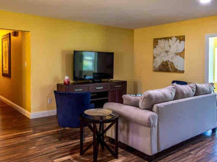 Holiday home 3bdr2bath In Close To Tampa, 20 Min To Stadium, Airport *