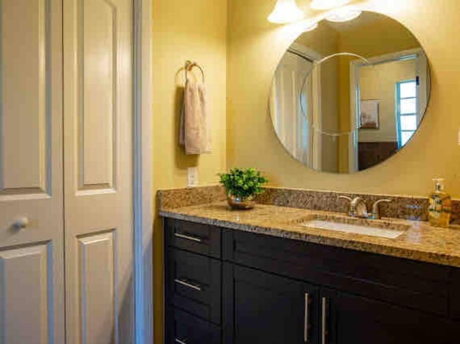 3bdr2bath In Close To Tampa, 20 Min To Stadium, Airport *